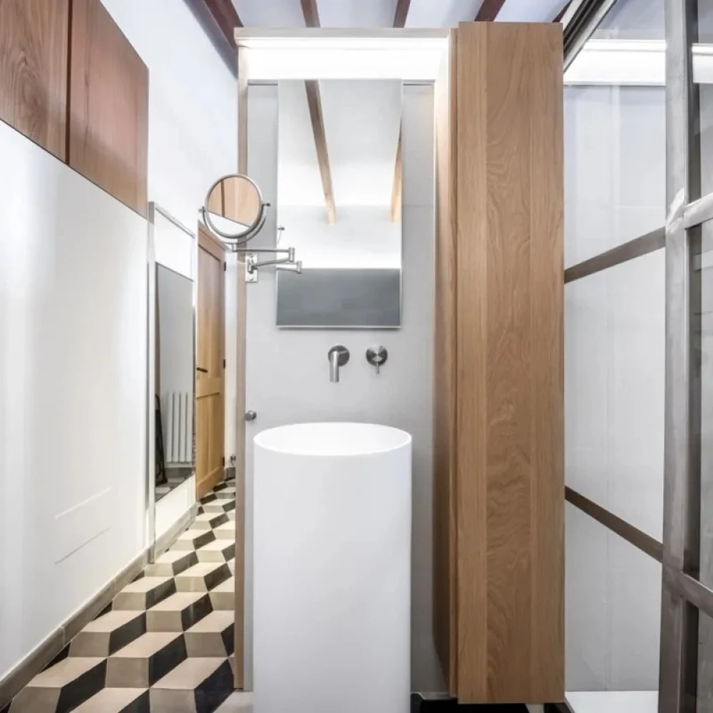 Bathroom sink with mirror